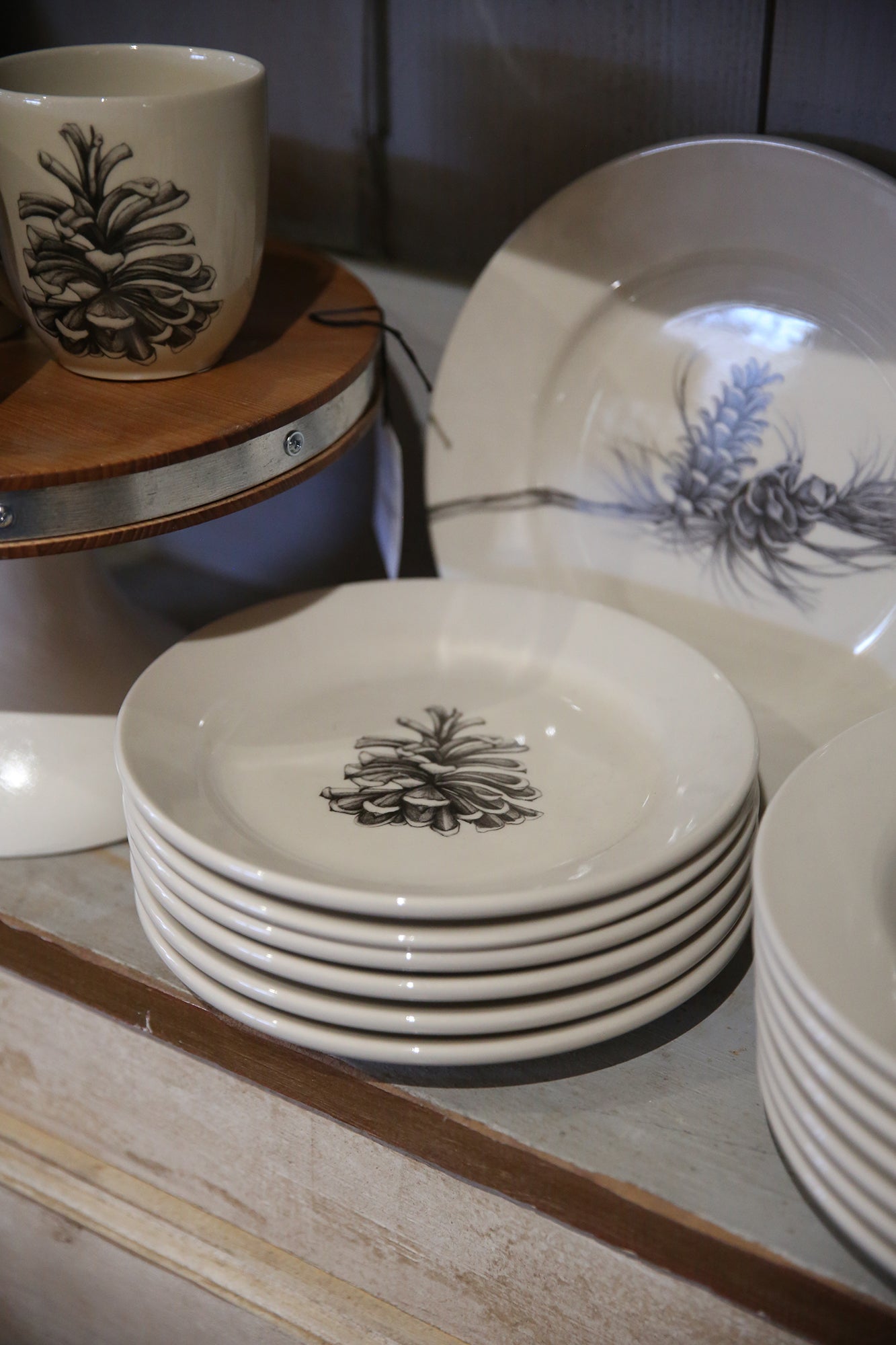 ZINDEL Salad Plate Pinyon Pine Cone - White