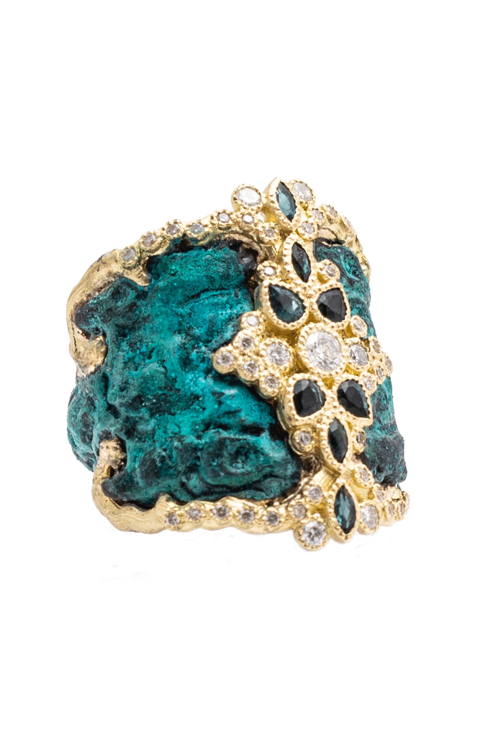 Expertly crafted in 18k yellow gold, the Sueno Cluster Artifact Ring from Armenta will make a beautiful statement.