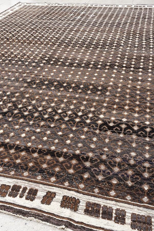 10'8" x 14'3" Kars Gold and Black Rug