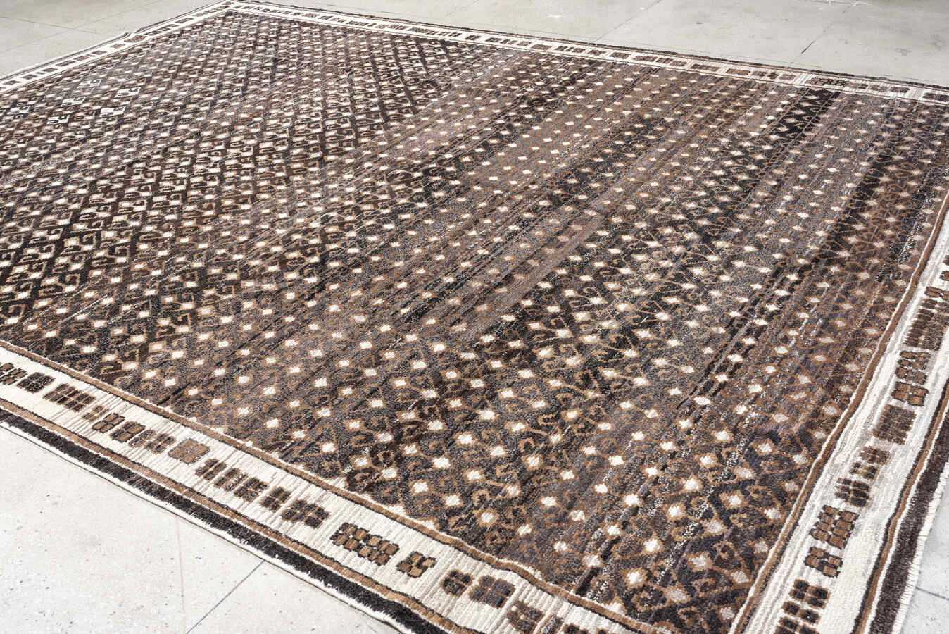 10'8" x 14'3" Kars Gold and Black Rug
