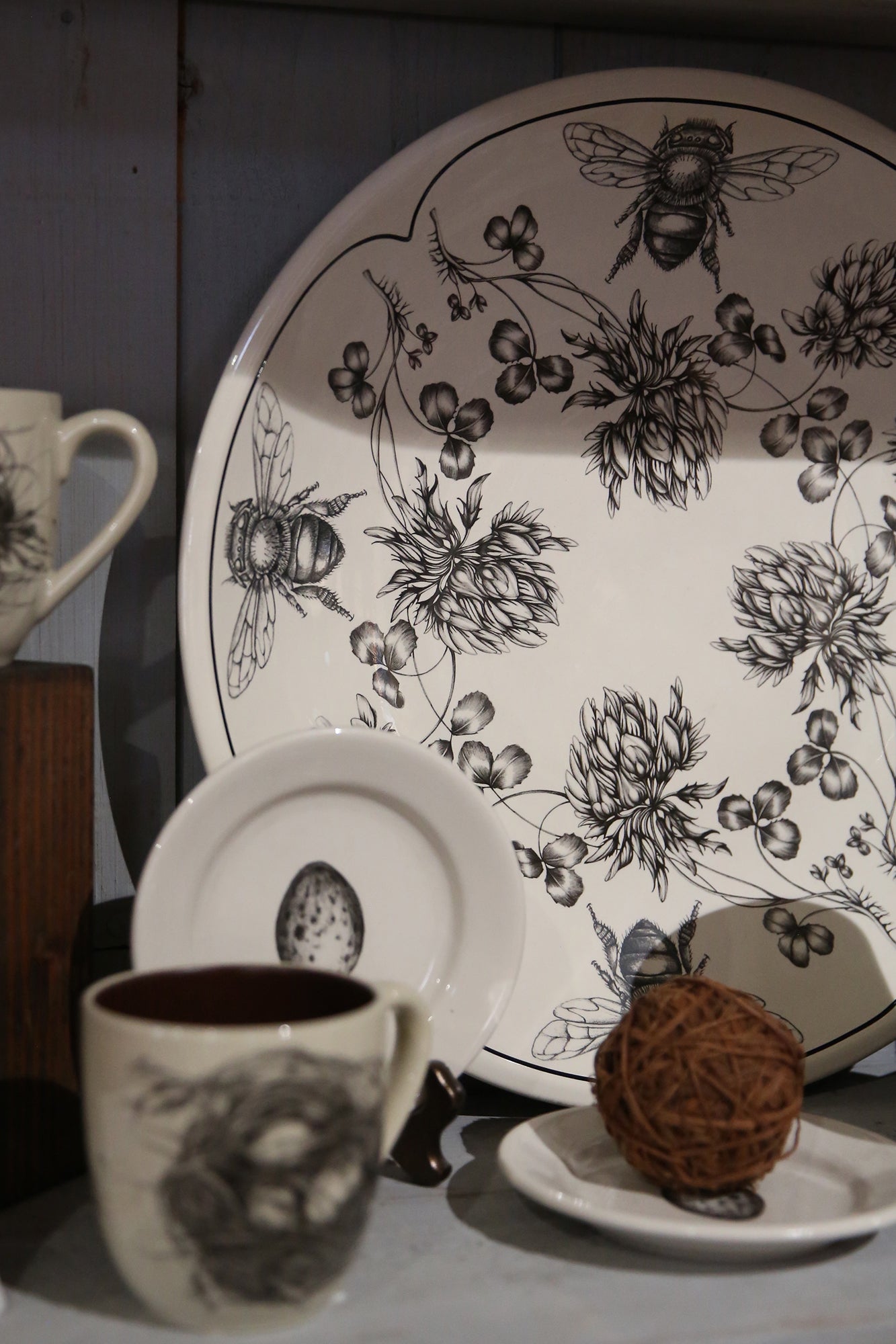 ZINDEL Large Round Platter Honey Bee - White